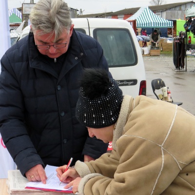 Targowisko w Lipsku - zbieranie podpisów i rozdawanie gazety 